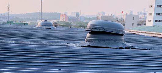 金属屋面的突出物（如烟囱、出气孔、风机口等）